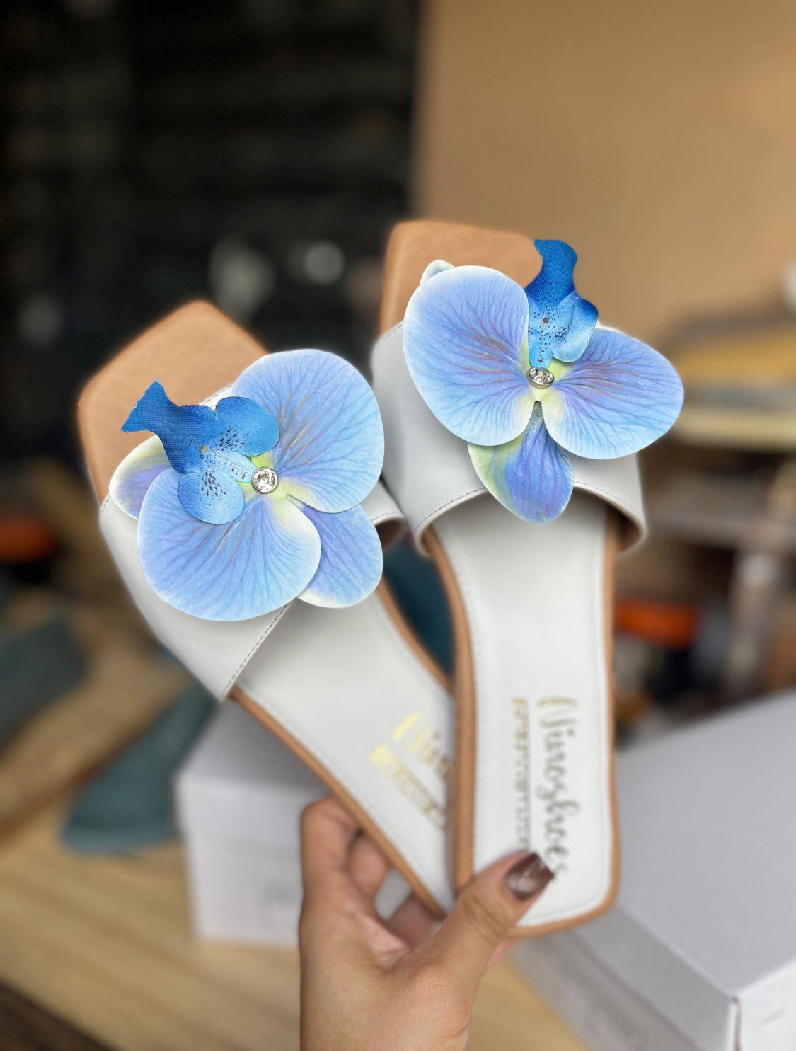 En Ninoshoes Honduras nos enorgullece ofrecer calzado 100% artesanal, hecho a mano con dedicación, cuidado y pasión por el detalle. Cada par de zapatos es único, creado por artesanos expertos que combinan tradición, calidad y estilo, asegurando que cada paso que des sea cómodo, elegante y duradero.