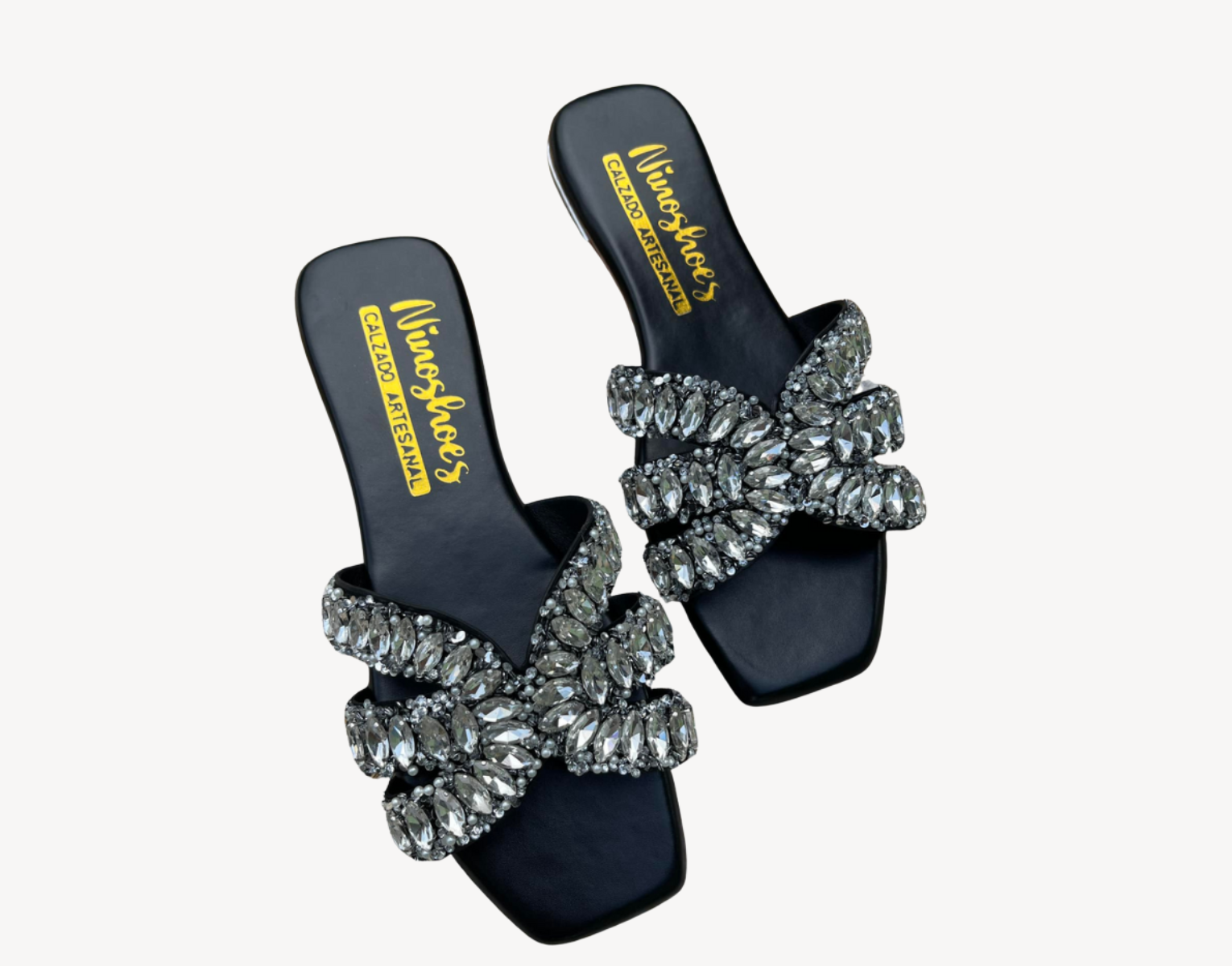 Cada par combina estilo, confort y artesanía, acompañándote con elegancia en todos tus pasos durante todo el año.