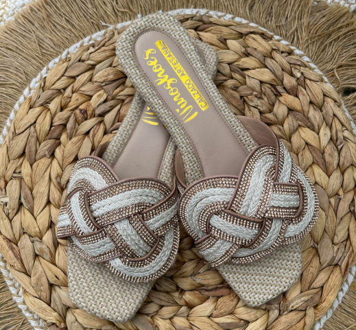 De punta a punta en Honduras, nada te detiene para tener tus Ninoshoes 100% artesanales en tus pies.