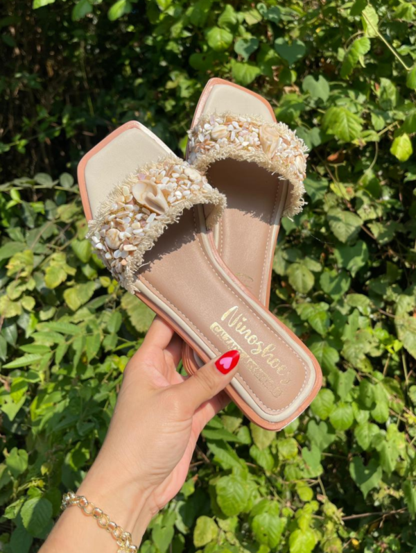 Disfruta la temporada con nuestras Sandalias Abiertas de Verano NinoShoes, diseñadas para brindarte frescura, comodidad y estilo en cada paso. Su diseño ligero y transpirable permite que tus pies se mantengan frescos durante los días más calurosos, mientras que su suela cómoda proporciona estabilidad y seguridad al caminar.