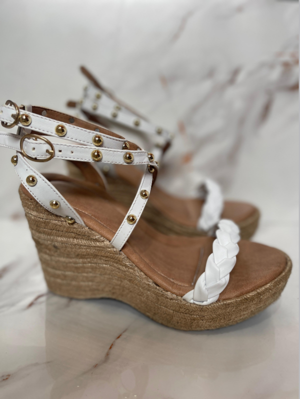 La Plataforma Abierta P001 de Ninoshoes es el modelo perfecto para inaugurar la temporada con estilo, frescura y comodidad. Diseñada para destacar en los días soleados, su estructura abierta permite una mejor ventilación, manteniendo tus pies frescos y cómodos durante todo el día.