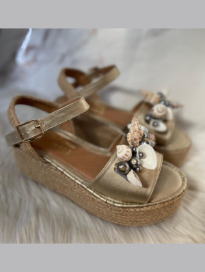 Plataforma abierta P203 La Plataforma abierta de Ninoshoes es la elección perfecta para quienes buscan altura, comodidad y estilo en un solo diseño. Ideal para la temporada de verano, su estructura abierta permite mayor frescura, mientras que su plataforma brinda ese toque moderno que eleva cualquier outfit.