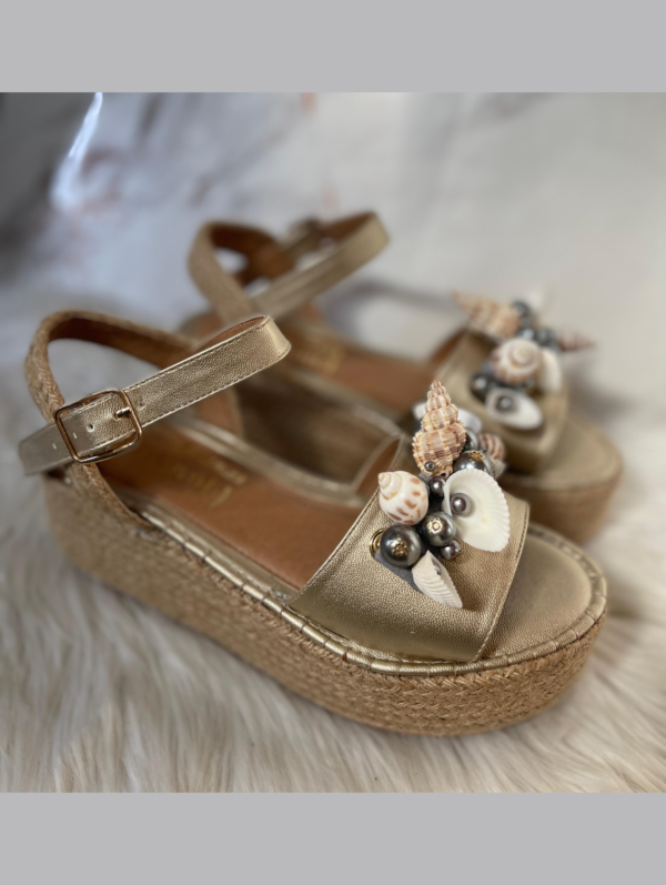 La Plataforma abierta de Ninoshoes es la elección perfecta para quienes buscan altura, comodidad y estilo en un solo diseño. Ideal para la temporada de verano, su estructura abierta permite mayor frescura, mientras que su plataforma brinda ese toque moderno que eleva cualquier outfit.