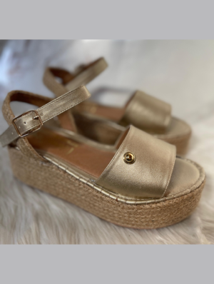 Plataforma abierta P204 La Plataforma abierta de Ninoshoes es la elección perfecta para quienes buscan altura, comodidad y estilo en un solo diseño. Ideal para la temporada de verano, su estructura abierta permite mayor frescura, mientras que su plataforma brinda ese toque moderno que eleva cualquier outfit.