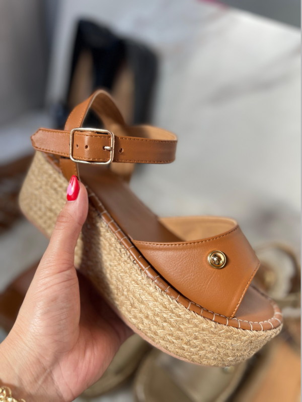 La Plataforma abierta de Ninoshoes es la elección perfecta para quienes buscan altura, comodidad y estilo en un solo diseño. Ideal para la temporada de verano, su estructura abierta permite mayor frescura, mientras que su plataforma brinda ese toque moderno que eleva cualquier outfit.