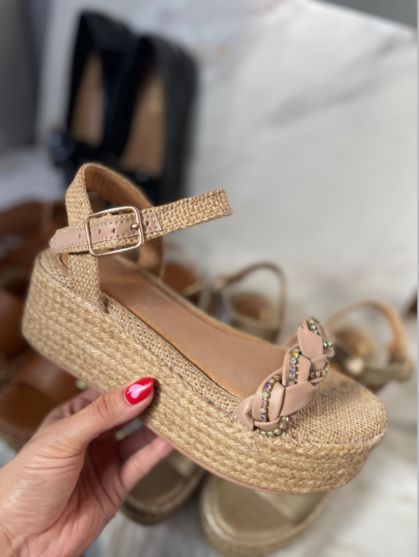 La Plataforma abierta de Ninoshoes es la elección perfecta para quienes buscan altura, comodidad y estilo en un solo diseño. Ideal para la temporada de verano, su estructura abierta permite mayor frescura, mientras que su plataforma brinda ese toque moderno que eleva cualquier outfit.