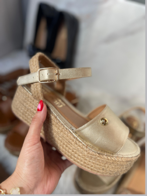 Plataforma abierta P207 La Plataforma abierta de Ninoshoes es la elección perfecta para quienes buscan altura, comodidad y estilo en un solo diseño. Ideal para la temporada de verano, su estructura abierta permite mayor frescura, mientras que su plataforma brinda ese toque moderno que eleva cualquier outfit.