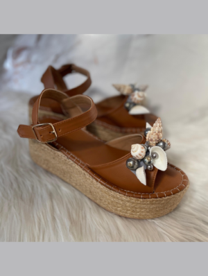 La Plataforma abierta de Ninoshoes es la elección perfecta para quienes buscan altura, comodidad y estilo en un solo diseño. Ideal para la temporada de verano, su estructura abierta permite mayor frescura, mientras que su plataforma brinda ese toque moderno que eleva cualquier outfit.