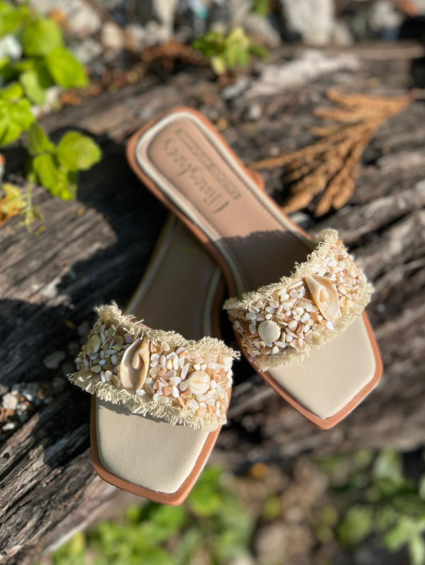 Disfruta la temporada con nuestras Sandalias Abiertas de Verano NinoShoes, diseñadas para brindarte frescura, comodidad y estilo en cada paso. Su diseño ligero y transpirable permite que tus pies se mantengan frescos durante los días más calurosos, mientras que su suela cómoda proporciona estabilidad y seguridad al caminar.