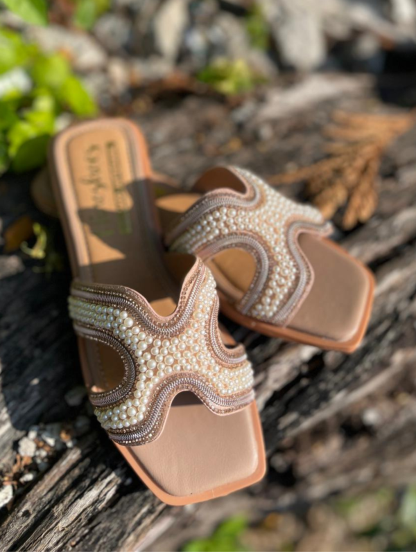 La Sandalia abierta Verano 2026 - N109 de Ninoshoes es la combinación perfecta entre elegancia ligera y comodidad diaria. Diseñada para acompañarte en los días más cálidos, su estructura abierta permite una ventilación natural que mantiene tus pies frescos y libres durante toda la jornada.