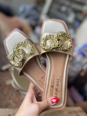 La Sandalia abierta Verano 2026 - N110 de Ninoshoes es la combinación perfecta entre diseño moderno y comodidad absoluta para esta temporada. Su estilo abierto permite una excelente ventilación, ideal para mantener los pies frescos incluso en los días más calurosos del verano.