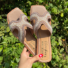 La Sandalia abierta Verano 2026 - N109 de Ninoshoes es la combinación perfecta entre elegancia ligera y comodidad diaria. Diseñada para acompañarte en los días más cálidos, su estructura abierta permite una ventilación natural que mantiene tus pies frescos y libres durante toda la jornada.