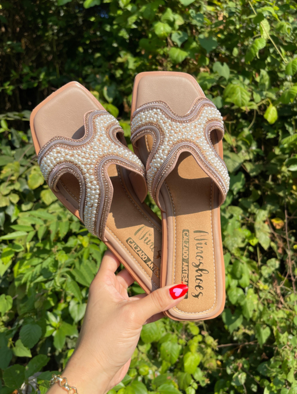 La Sandalia abierta Verano 2026 - N109 de Ninoshoes es la combinación perfecta entre elegancia ligera y comodidad diaria. Diseñada para acompañarte en los días más cálidos, su estructura abierta permite una ventilación natural que mantiene tus pies frescos y libres durante toda la jornada.