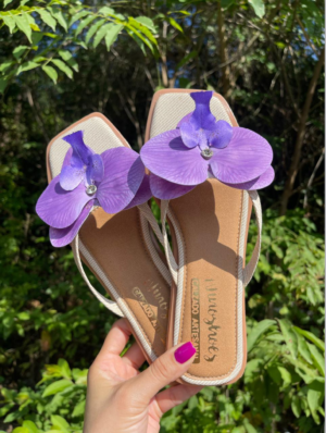 Las Sandalias de Verano Ninoshoes V002 están diseñadas para acompañarte durante los días más cálidos con comodidad, frescura y estilo. Su diseño abierto permite que tus pies respiren naturalmente, convirtiéndolas en una opción perfecta para disfrutar del verano sin perder elegancia.