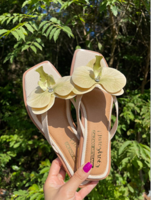 Las Sandalias de Verano Ninoshoes V002 están diseñadas para acompañarte durante los días más cálidos con comodidad, frescura y estilo. Su diseño abierto permite que tus pies respiren naturalmente, convirtiéndolas en una opción perfecta para disfrutar del verano sin perder elegancia.