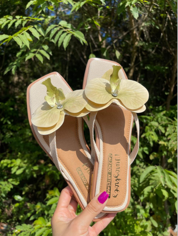Las Sandalias de Verano Ninoshoes V002 están diseñadas para acompañarte durante los días más cálidos con comodidad, frescura y estilo. Su diseño abierto permite que tus pies respiren naturalmente, convirtiéndolas en una opción perfecta para disfrutar del verano sin perder elegancia.