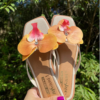 Las Sandalias de Verano Ninoshoes V002 están diseñadas para acompañarte durante los días más cálidos con comodidad, frescura y estilo. Su diseño abierto permite que tus pies respiren naturalmente, convirtiéndolas en una opción perfecta para disfrutar del verano sin perder elegancia.