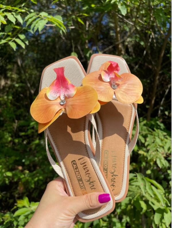 Las Sandalias de Verano Ninoshoes V002 están diseñadas para acompañarte durante los días más cálidos con comodidad, frescura y estilo. Su diseño abierto permite que tus pies respiren naturalmente, convirtiéndolas en una opción perfecta para disfrutar del verano sin perder elegancia.