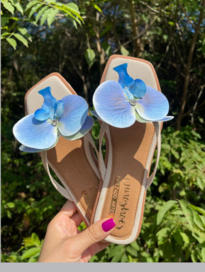 Las Sandalias de Verano Ninoshoes V002 están diseñadas para acompañarte durante los días más cálidos con comodidad, frescura y estilo. Su diseño abierto permite que tus pies respiren naturalmente, convirtiéndolas en una opción perfecta para disfrutar del verano sin perder elegancia.